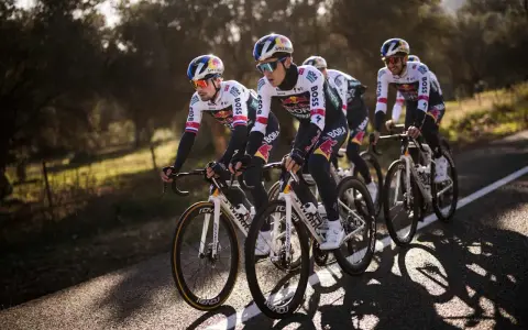 Kolarze BORA-hansgrohe w akcji podczas Giro d'Italia, skupieni na drodze, gotowi na wyzwania.