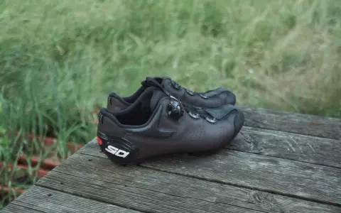 Czarne buty rowerowe Sidi z systemem zapinania na pokrętło. Idealne pytanie: jakie buty na rower wybrać, by czuć się komfortowo na trasie.