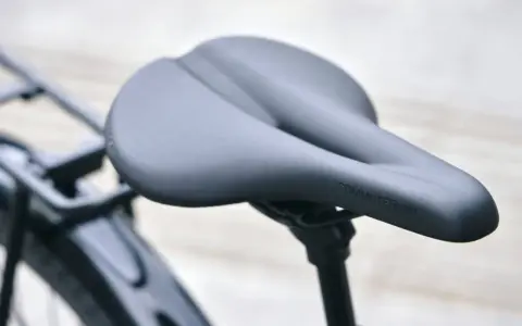 Ergonomiczne siodełko rowerowe męskie z wycięciem, które odciąża prostatę. Idealne na długie trasy.