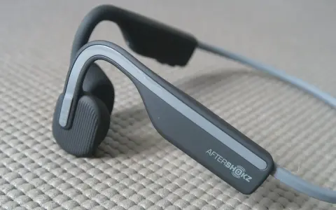 Słuchawki AfterShokz, idealne do jazdy na rowerze, bo słyszysz otoczenie.