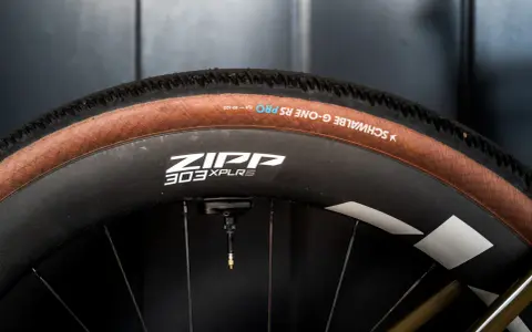 Koło rowerowe Zipp 303 z oponą Schwalbe G-One RS, gotowe na każdą nawierzchnię.