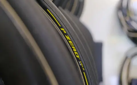Opona rowerowa Pirelli P Zero Velo 25c, idealna do roweru 28 cali. Sprawdź jakie ciśnienie w oponach rowerowych 28 cali będzie najlepsze.