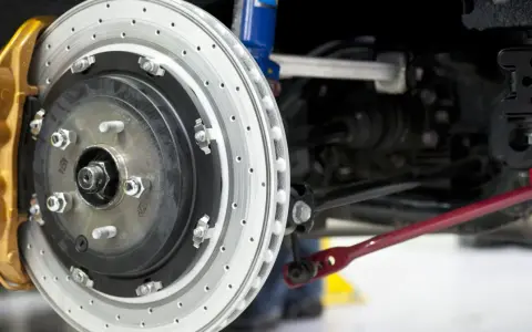 Złoty zacisk Brembo i wentylowane hamulce tarczowe, gotowe do zatrzymania każdego wyzwania.