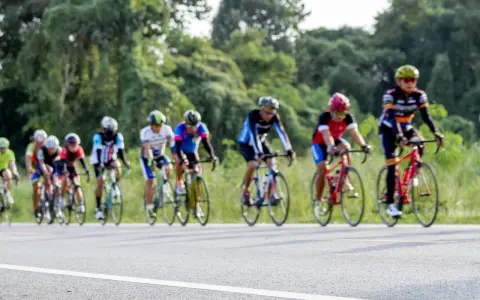 Kolarze ścigają się w maratonie rowerowym. Ile km jeszcze do mety?