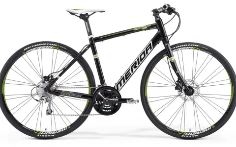 Czarny rower Merida Speeder z zielonymi akcentami. Merida to znana firma produkująca rowery.
