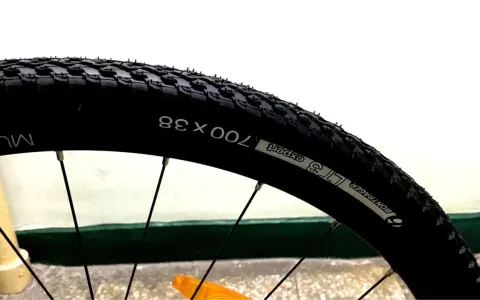 Opony 29 cali na asfalt, model Bontrager LT3 Expert 700x38, gotowe na miejskie trasy.