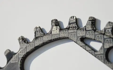 Zębatka rowerowa z wzorem "43 Ride". Wąskie i szerokie zęby tworzą ciekawy, powtarzalny motyw.