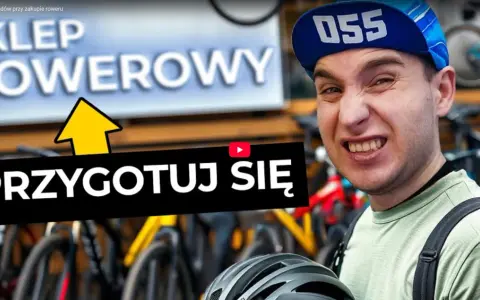 Mężczyzna w czapce z daszkiem "055" w sklepie rowerowym. Napis "PRZYGOTUJ SIĘ" i "SKLEP ROWEROWY" sugerują, na co zwrócić uwagę przy zakupie roweru.
