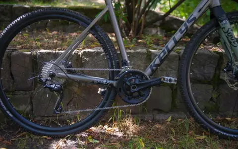 Rower gravel z napędem GRX, gotowy na wyzwania. Czy poradzi sobie na trasie MTB?