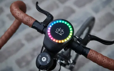 Nowy, okrągły wyświetlacz na kierownicy roweru z tęczowym podświetleniem i napisem "Let's ride!". Idealny do pomiaru prędkości, dystansu i innych parametrów, jak sigma rozmiar koła.