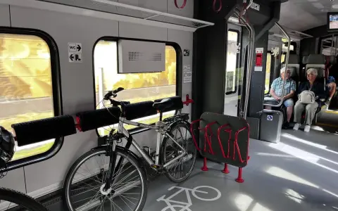 W pociągu są miejsca na rowery. Zobacz, jak powiesić rower w pociągu, korzystając ze specjalnych uchwytów i stojaków.