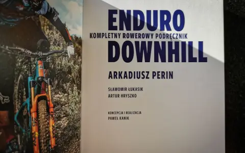 Książka "Enduro Kompletny Rowerowy Podręcznik Downhill" z rowerzystą w akcji. Dowiedz się, co to downhill!