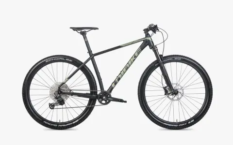 Czarny rower górski Unibike Evo z zielonymi akcentami, oponami Schwalbe Racing Ralph i Ray, gotowy na przygodę.