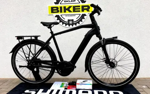 Czarny rower elektryczny z napędem Bosch, stojący przed sklepem Biker Żyrardów. Ortler rower co to za firma? To pytanie zadaje sobie wielu, ale ten model wygląda na solidny.