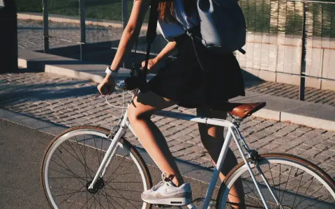 Dziewczyna na rowerze, kupno roweru bez umowy było świetnym pomysłem. Słońce, wolność i nowy jednoślad.