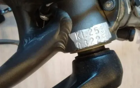 Widoczny numer ramy roweru: KL253 03225.