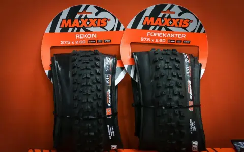 Dwie opony rowerowe Maxxis Rekon i Forekaster, obie o szerokości opony 2.60.