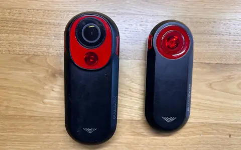Dwa urządzenia Garmin: radar rowerowy z kamerą i lampka rowerowa.