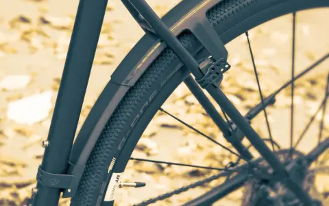 Błotniki rowerowe do jazdy po szutrze, chroniące przed błotem i kamieniami.