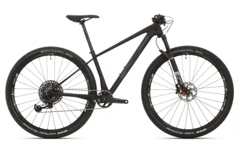 Czarny rower górski SLP z hamulcami tarczowymi i oponami Schwalbe Racing Ralph. Model superior xp 969 gotowy na wyzwania.