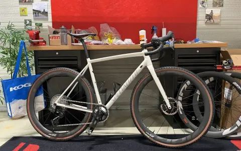 Biały rower gravelowy z napędem SRAM Rival XPLR eTap AXS gotowy do przygody.