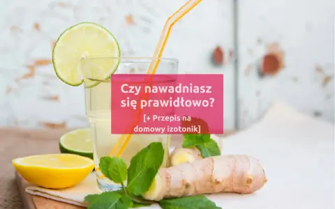 Szklanka z napojem, plasterki cytryny, limonki, imbir i mięta. Czy nawadniasz się prawidłowo? [Przepis na domowy izotonik]