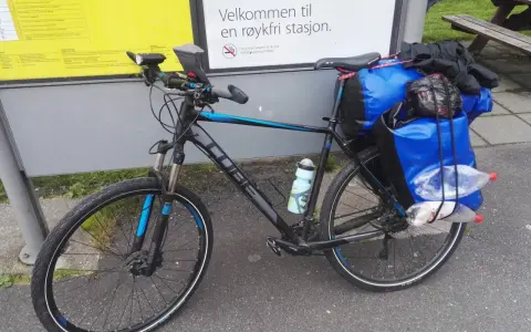 Rower górski Cube z sakwami i butelkami, idealny na asfalt. Opony z bieżnikiem sprawdzają się na każdej nawierzchni.