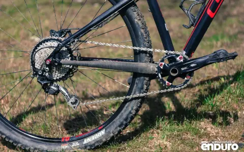 Napęd 1x10 w rowerze górskim z kasetą Shimano Deore i zębatką Narrow-Wide.