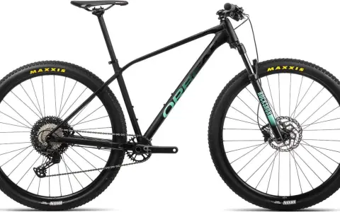 Czarny rower górski Orbea z zielonym logo. Opony Maxxis, amortyzator RockShox.