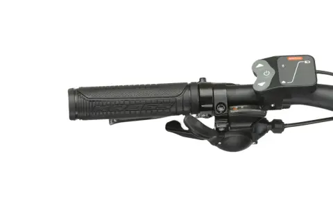 Manetka w rowerze z wyświetlaczem Bafang i manetką przerzutki. Ergonomiczny chwyt Kross.