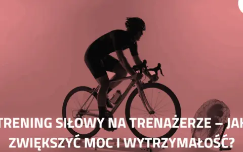 Kolarz w kasku intensywnie trenuje na trenażerze, by zwiększyć moc i wytrzymałość. Obok stoi wentylator.