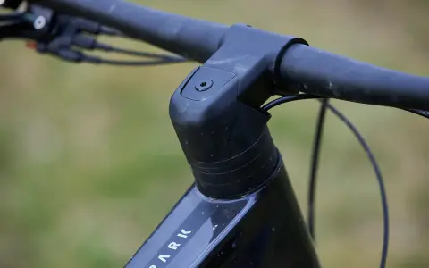 Czarne kierownica i mostek roweru Scott Spark 940. Widoczny fragment ramy z napisem "SPARK".