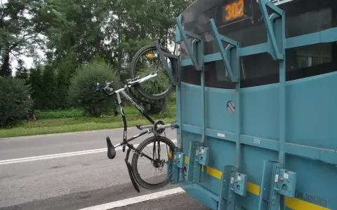 Rower zamontowany na bagażniku autobusu. Czy za rower w autobusie trzeba płacić? Zależy od przewoźnika.