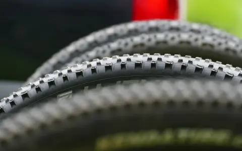 Głęboki bieżnik opon rowerowych, idealny do trudnego terenu. Zastanawiasz się, jakie opony do roweru wybrać?