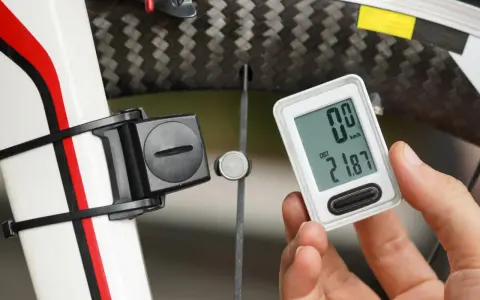 Ustawienie licznika rowerowego. Na ekranie widnieje dystans 21.87 km.