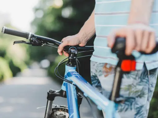 Rowerzysta trzyma kierownicę. Czy można stracić prawo jazdy na rowerze? To pytanie nurtuje wielu.