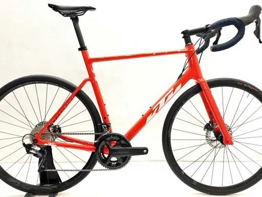 Czerwony rower szosowy KTM Revelator Alto z napędem Ultegra, gotowy na podbój szos.