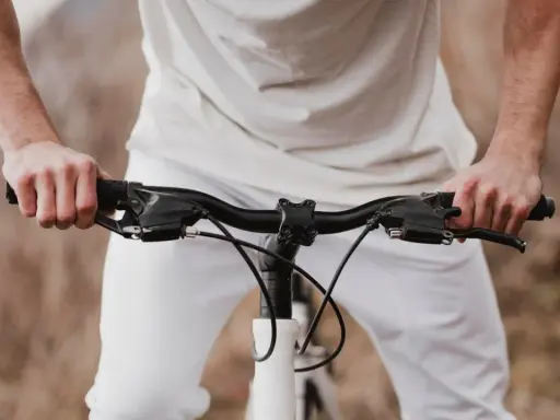 Dłonie na kierownicy roweru szosowego. Zastanawiasz się, jak dobrać szerokość kierownicy szosowej?