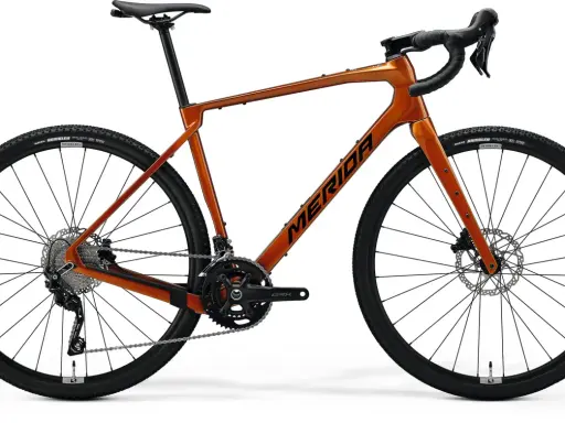 Pomarańczowy rower gravelowy Merida Silex 4000 z napędem Shimano GRX i oponami Maxxis Rambler.