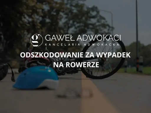 Uszkodzony rower i kask leżą na drodze po wypadku na rowerze. Kancelaria prawna oferuje odszkodowanie.