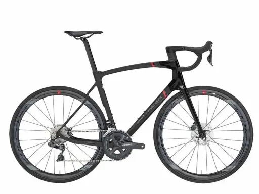 Czarny rower szosowy Eddy Merckx z karbonową ramą i kołami. Idealny do szybkich wyścigów i długich tras.