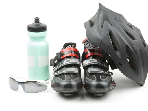Kask rowerowy, buty kolarskie, bidon i okulary – kompletne wyposażenie roweru na każdą wyprawę.