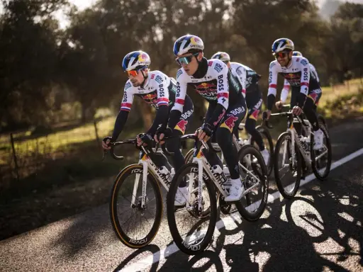 Kolarze BORA-hansgrohe w akcji podczas Giro d'Italia, skupieni na drodze, gotowi na wyzwania.