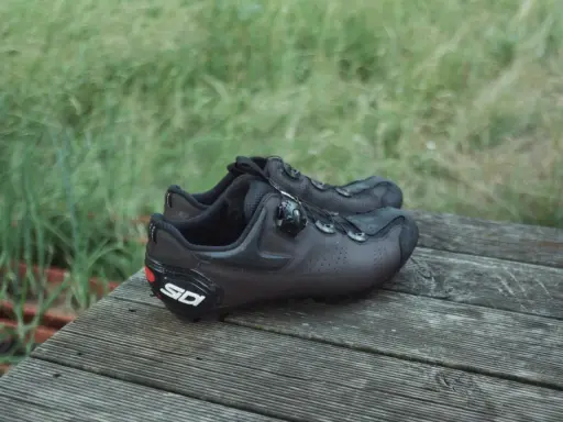 Czarne buty rowerowe Sidi z systemem zapinania na pokrętło. Idealne pytanie: jakie buty na rower wybrać, by czuć się komfortowo na trasie.
