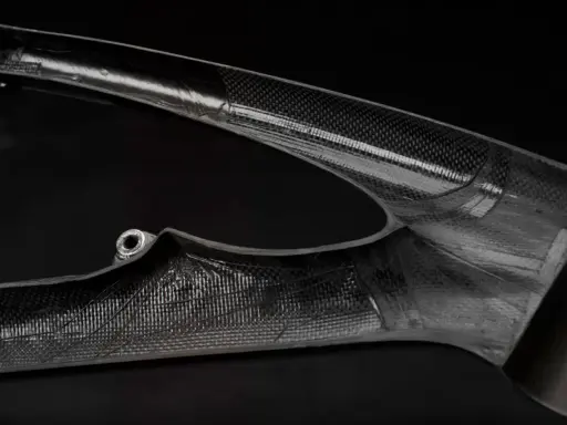 Wyjątkowa rama karbonowa, lekka i wytrzymała, w kontraście do tradycyjnej ramy aluminiowej.