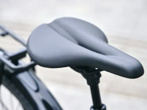 Ergonomiczne siodełko rowerowe męskie z wycięciem, które odciąża prostatę. Idealne na długie trasy.