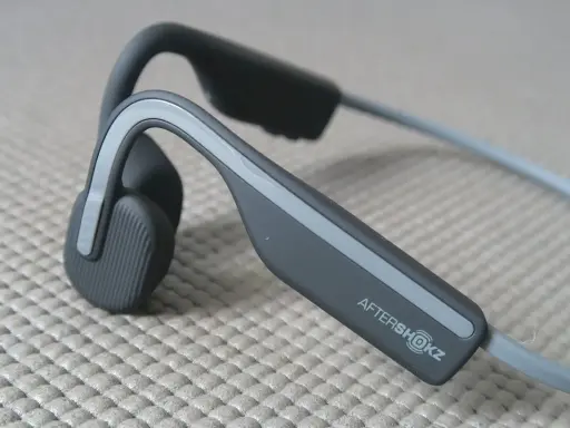 Słuchawki AfterShokz, idealne do jazdy na rowerze, bo słyszysz otoczenie.