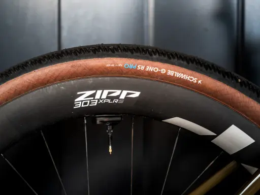 Koło rowerowe Zipp 303 z oponą Schwalbe G-One RS, gotowe na każdą nawierzchnię.