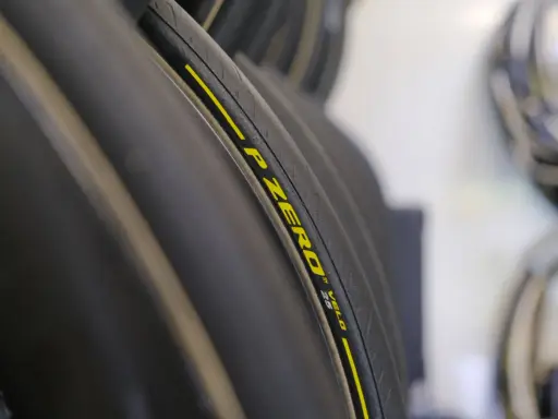 Opona rowerowa Pirelli P Zero Velo 25c, idealna do roweru 28 cali. Sprawdź jakie ciśnienie w oponach rowerowych 28 cali będzie najlepsze.