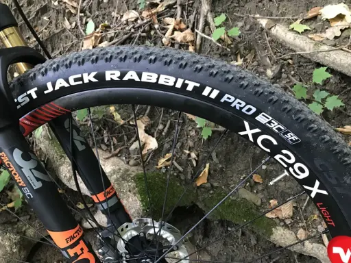 Opona CST Jack Rabbit II Pro 29x na rowerze górskim, gotowa na teren.